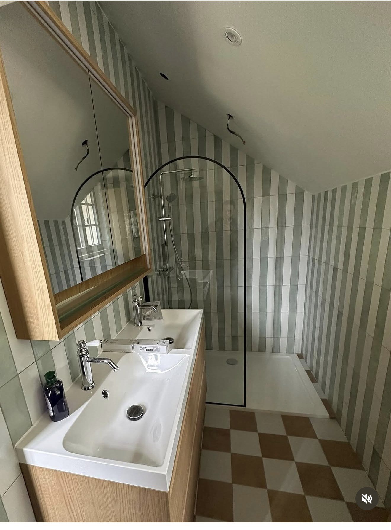 Salle de bain rénovée avec carrelage rayé vert
