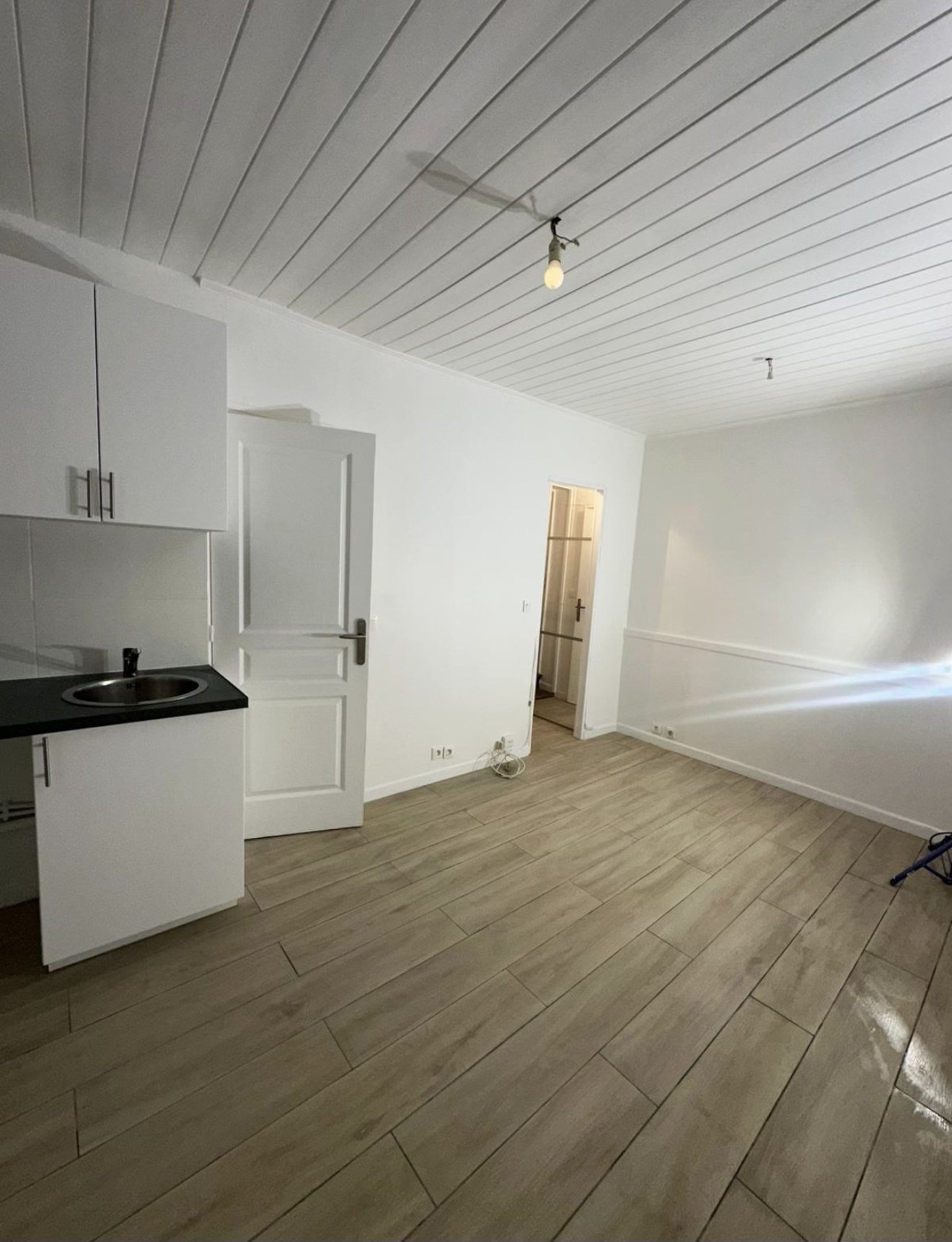 Pièce vide rénovée avec sol en parquet stratifié