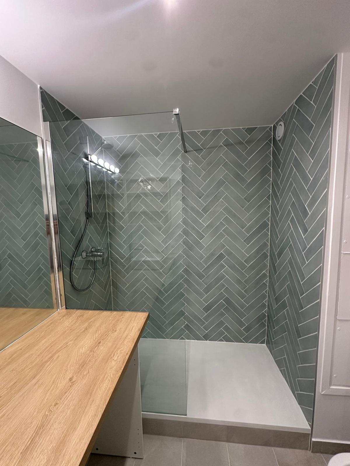 Salle de bain rénovée, carrelage chevron, après travaux