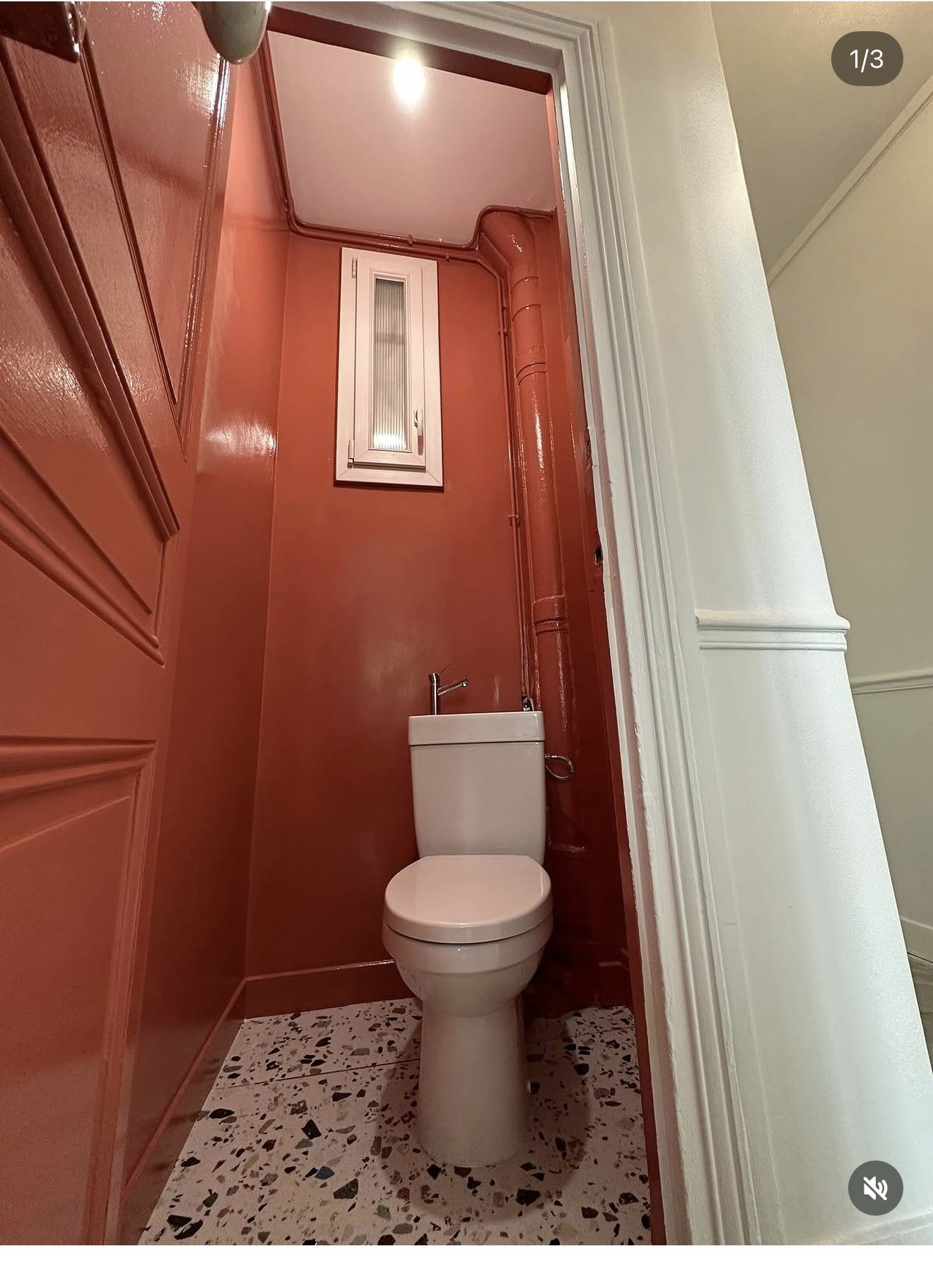 WC repeint en terracotta